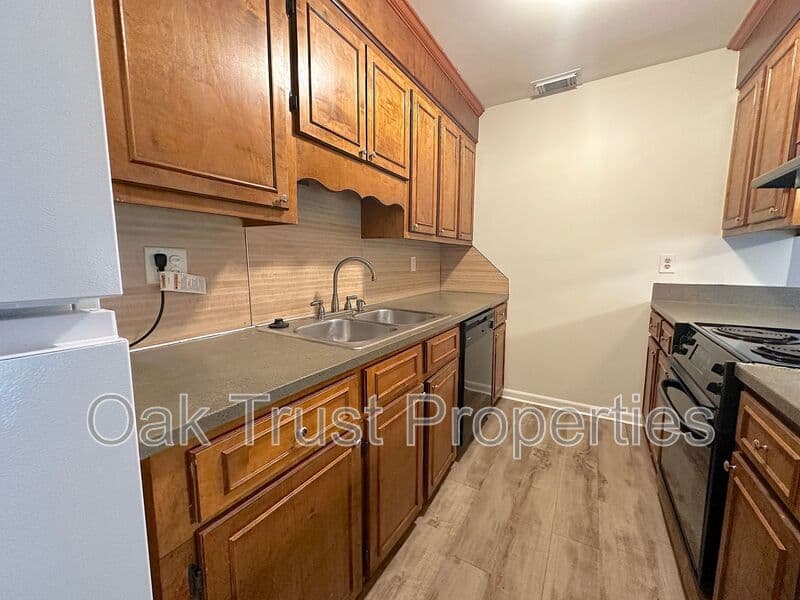 North Charleston House: 7794 McKnight Dr