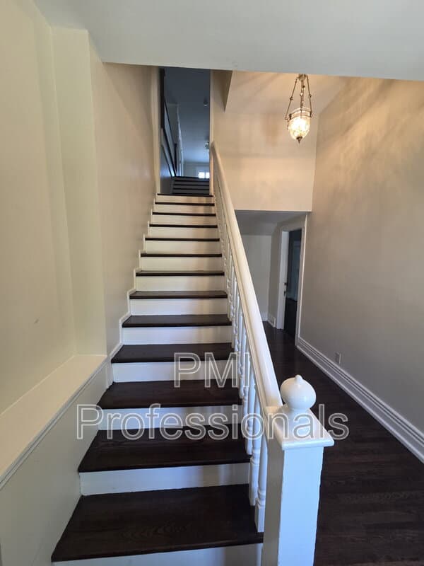 Murfreesboro House: 401 E Main St