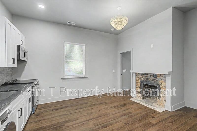 Savannah Condo: 638 E 37th St