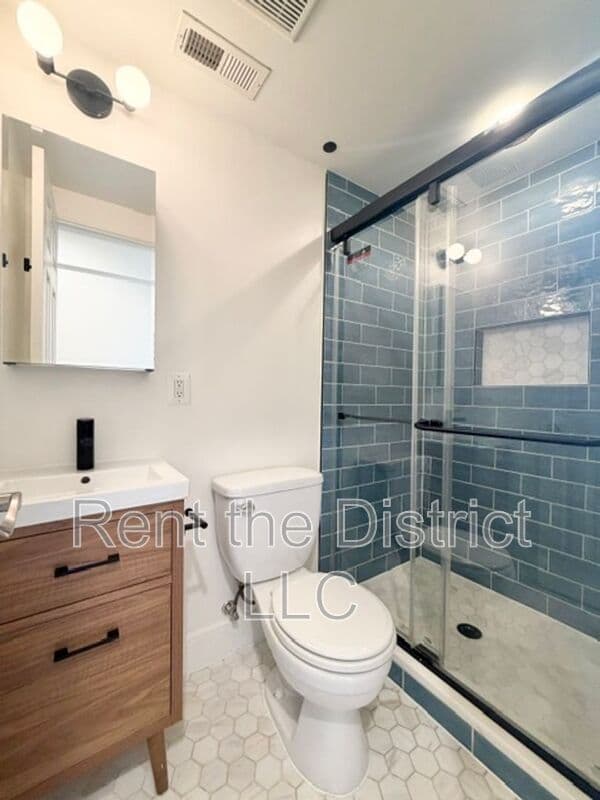 Washington Condo: 605B Kenyon St NW