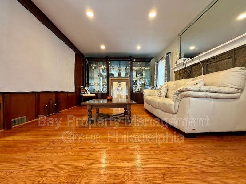 Philadelphia House: 6522 N American St