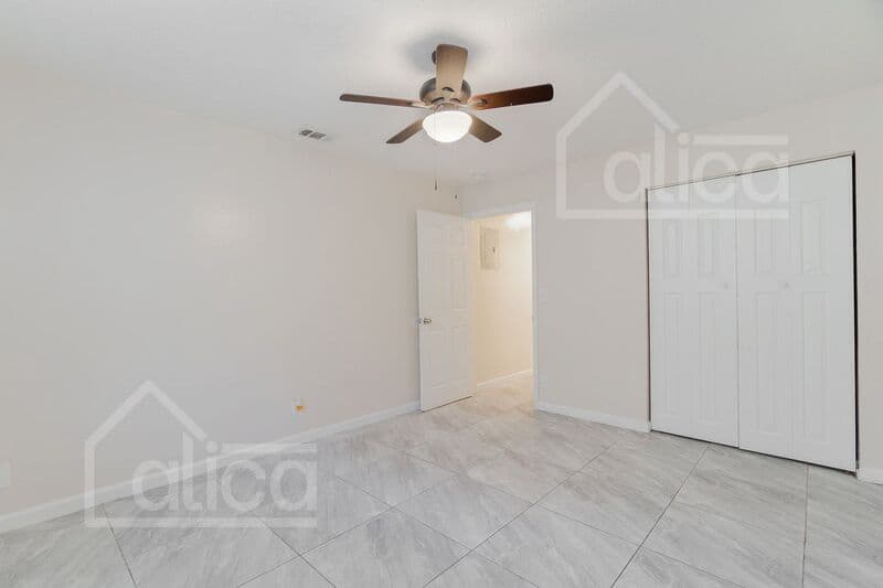 Riviera Beach House: 742 W 6th St