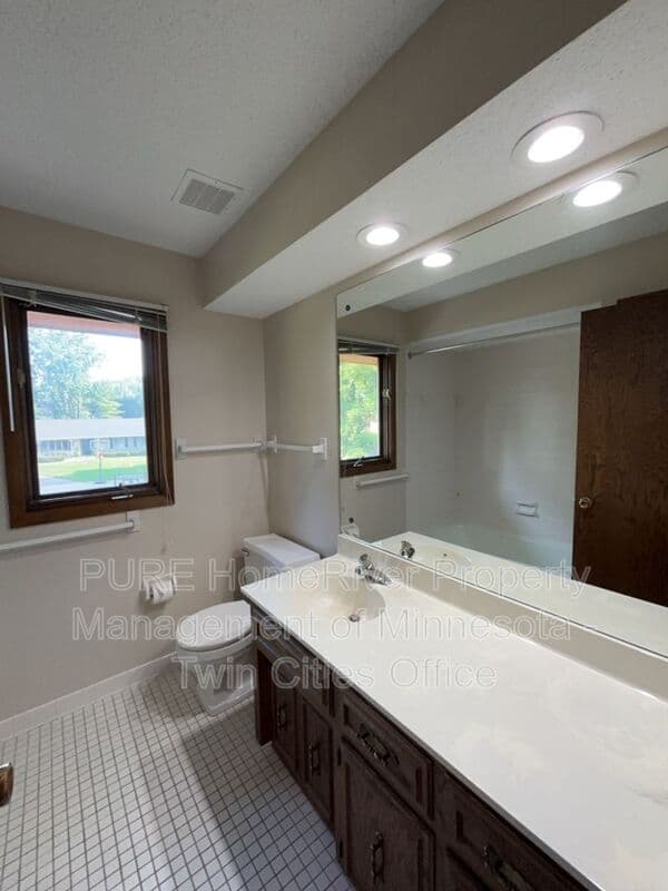 Edina House: 7420 Hyde Park Cir