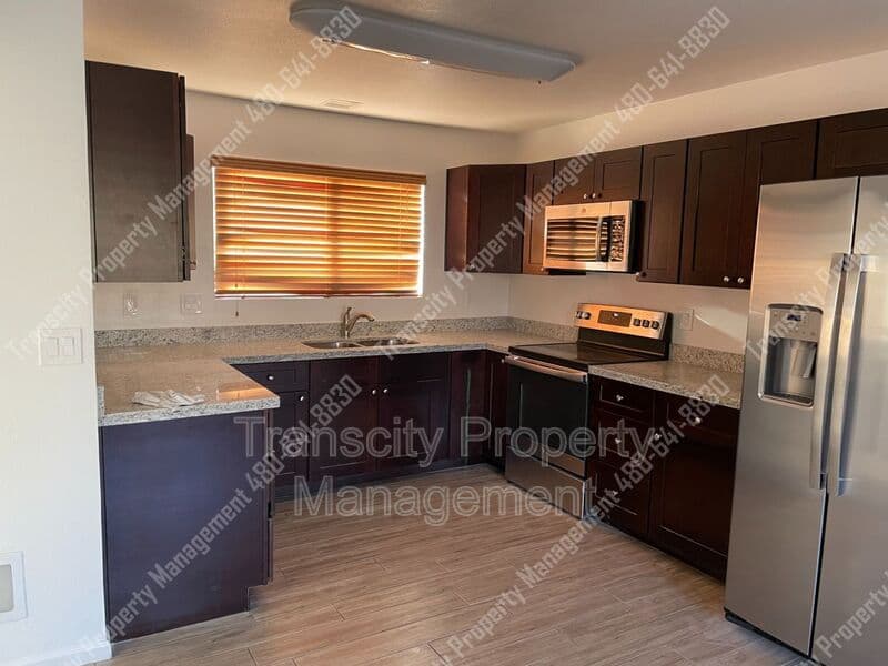 Mesa House: 630 E Jensen St