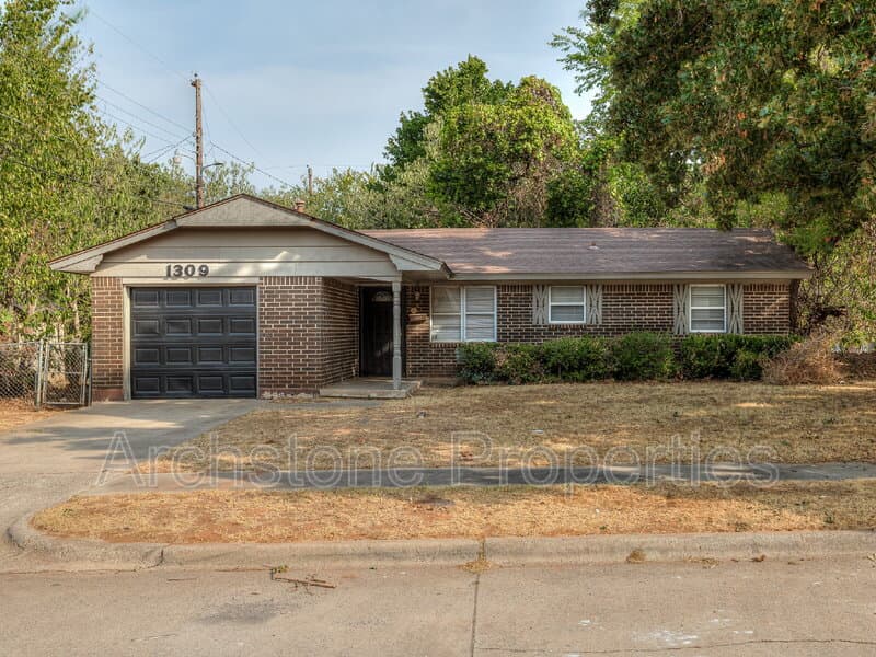 Midwest City House: 1309 Hickory Lane