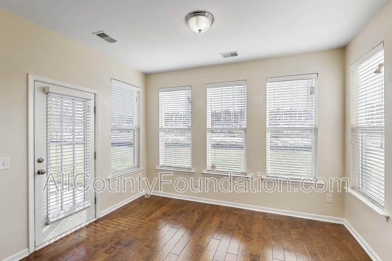 Summerville House: 431 Flat Rock Ln