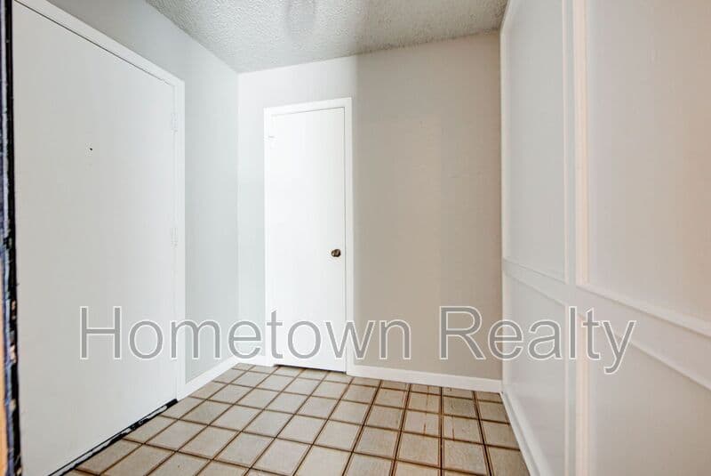 Norman Condo: 1713 Hillcrest Drive