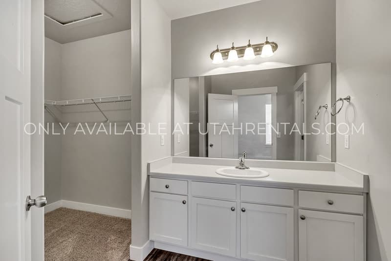 Vineyard Condo: 42 W Silver Springs Dr