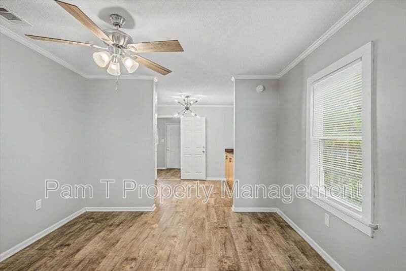 Savannah House: 212 W 58th St