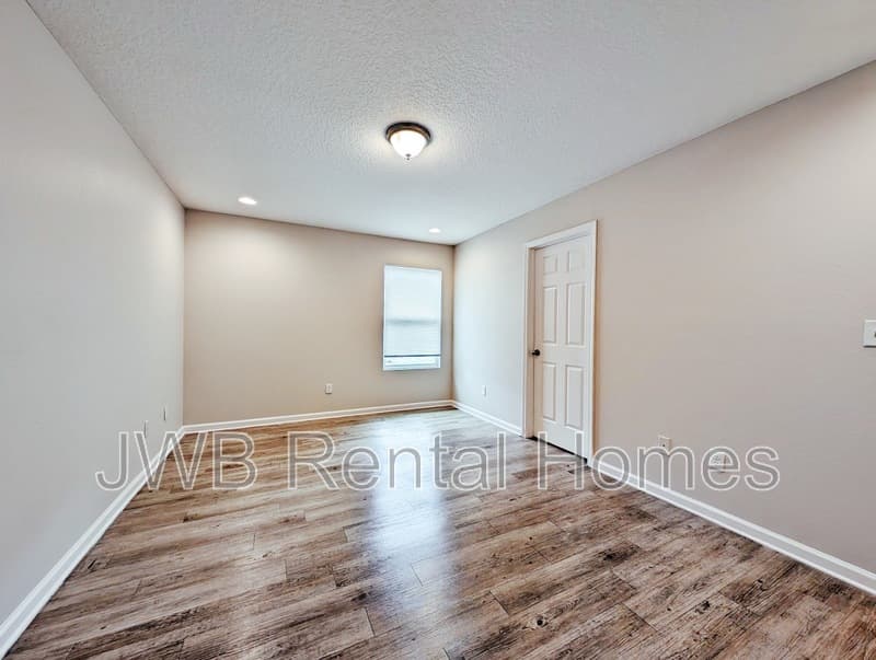 Jacksonville House: 8715 Samona Dr W