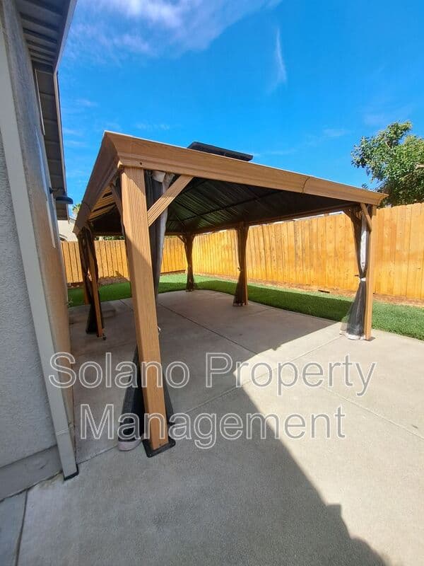 Vacaville House: 472 Somerville Circle