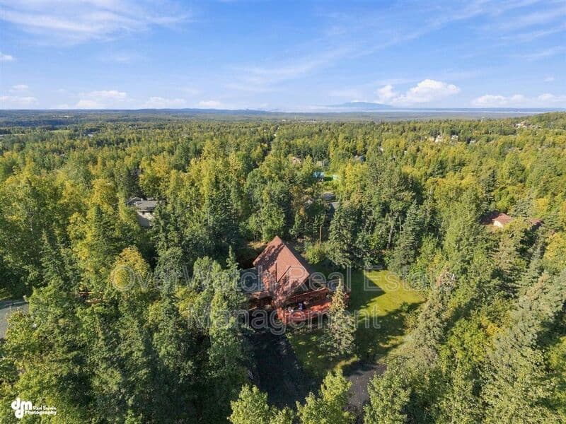 Eagle River House: 10610 High Bluff Dr