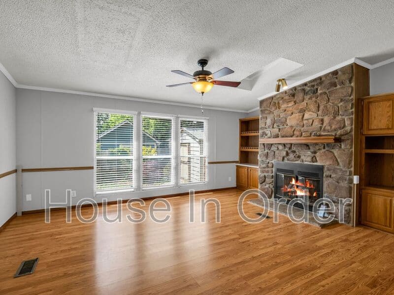 Black Mountain House: 213 Old State Ten Rd