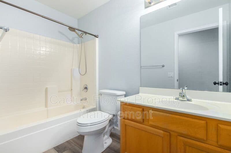 Glendale House: 21295 N 69th Ave
