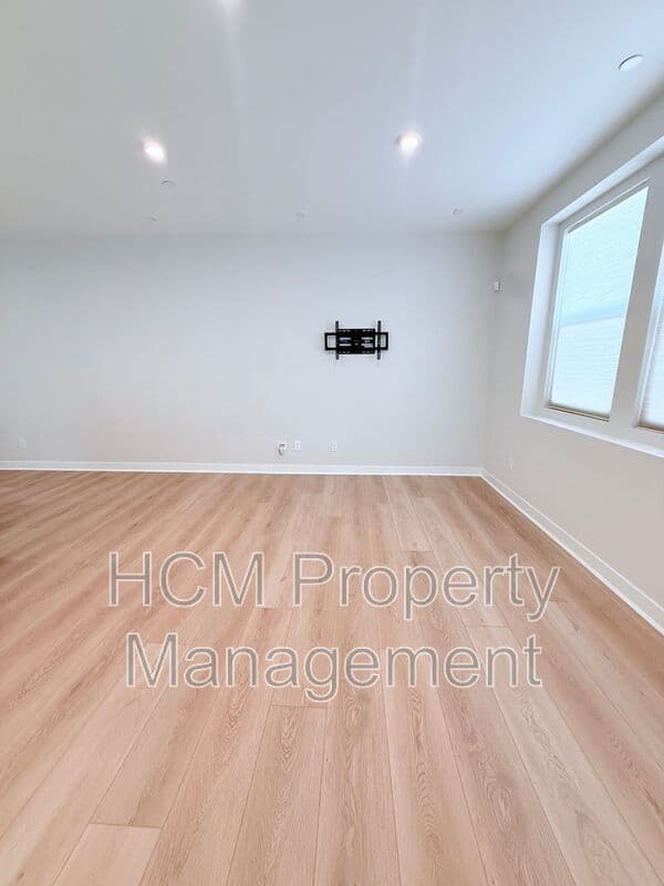 Anaheim House: 1211 W Bushell St