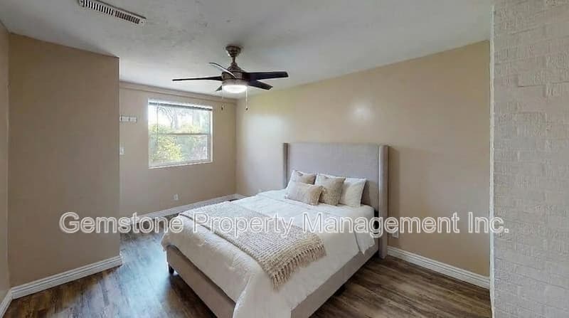 San Diego House: 4947 63rd St