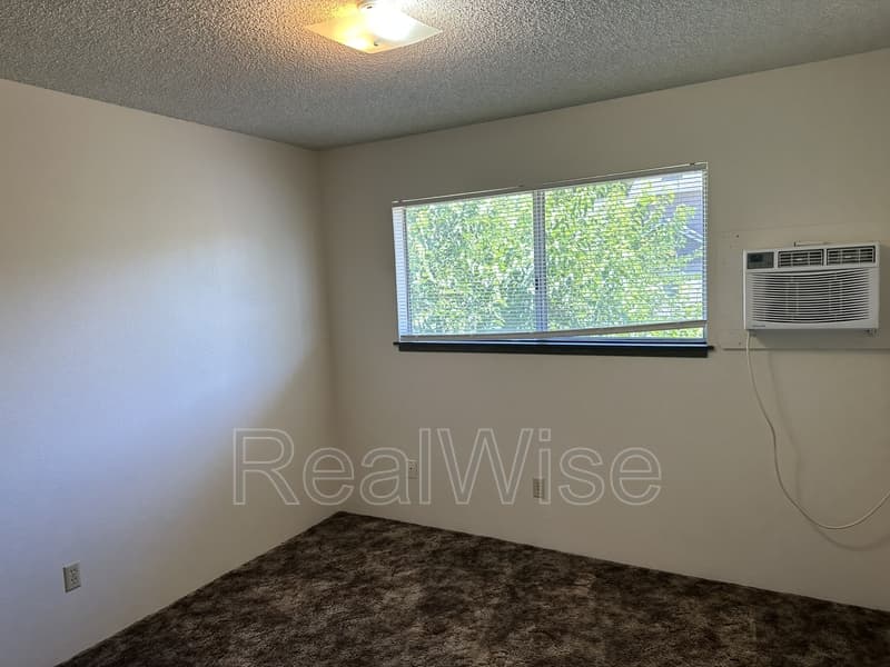 Grants Pass House: 401 SE 9th St