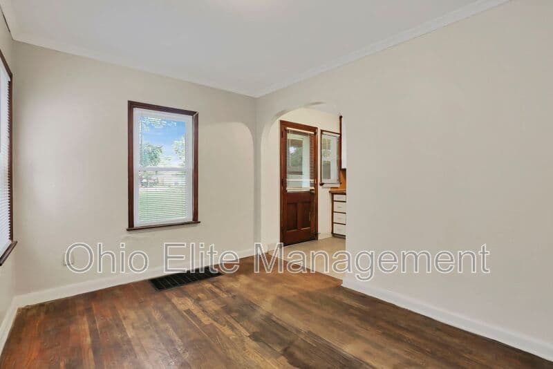 Columbus House: 53 S Burgess Ave