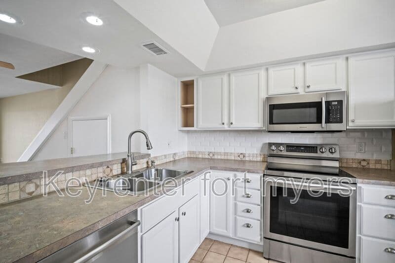 Fort Myers Beach House: 894 Buttonwood Dr