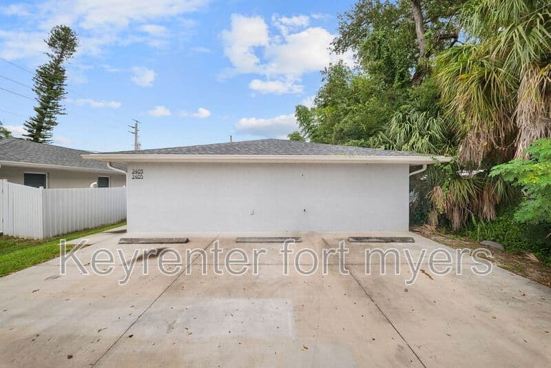 Fort Myers House: 2403-2405 MAPLE AVE