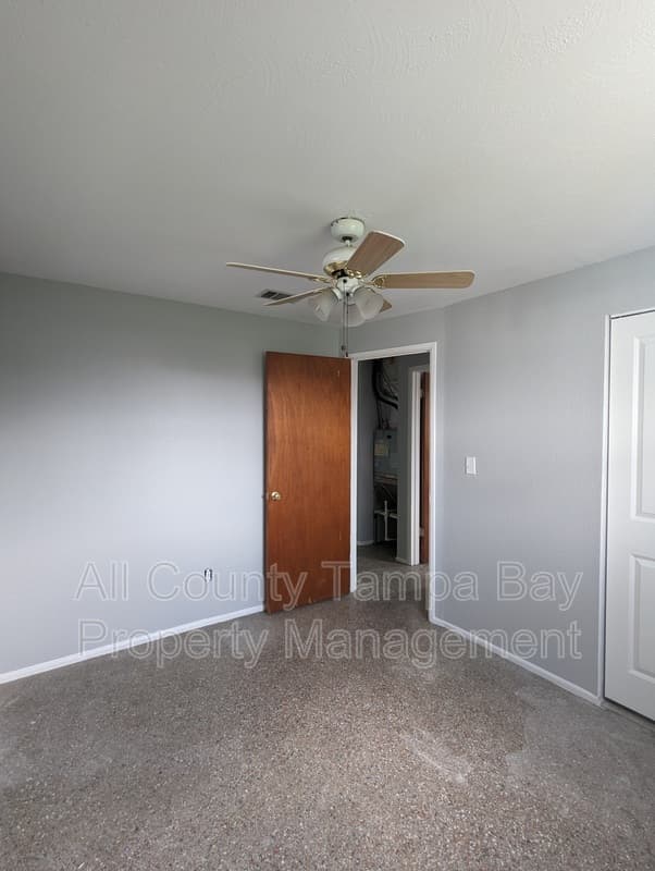 Tampa House: 6021 W Hanna