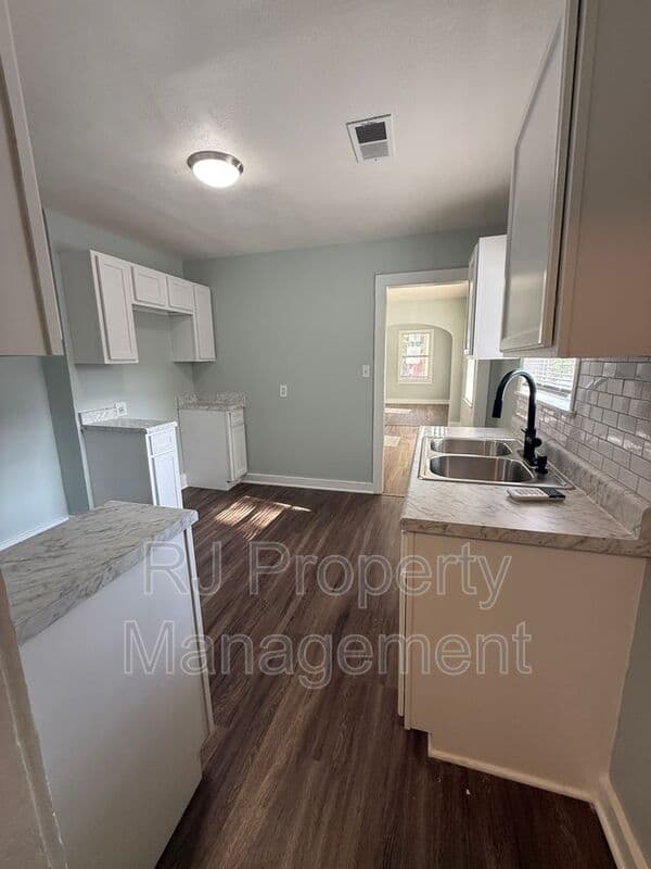 Memphis House: 253 Silverage Ave