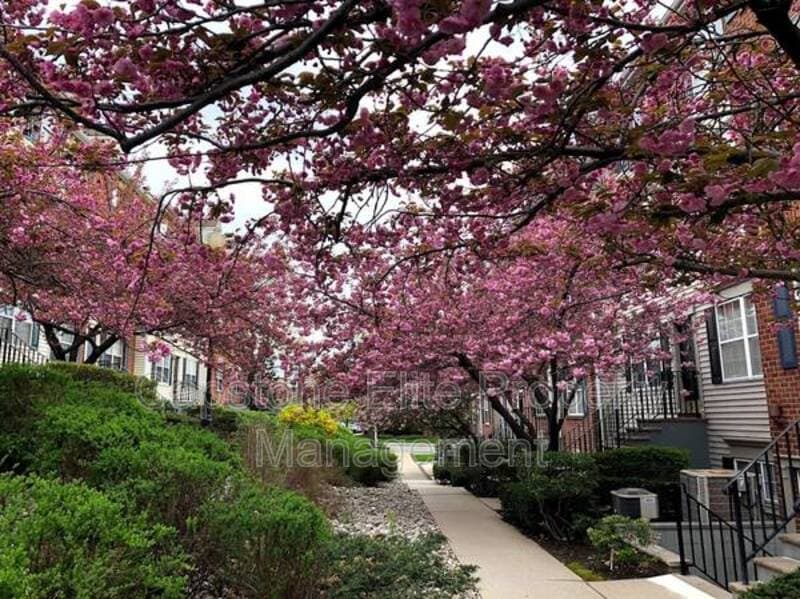 Newark Condo: 1 Cornerstone Lane
