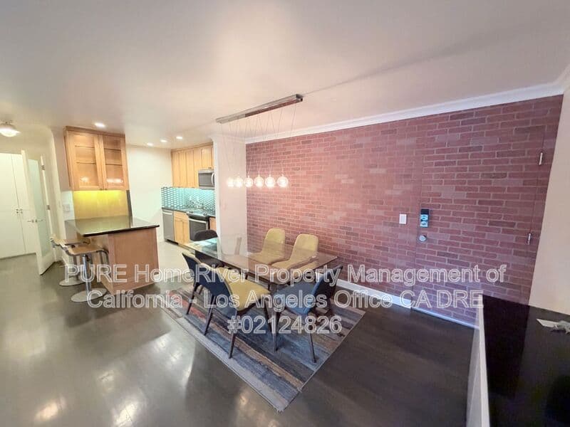 Redondo Beach House: 800 Camino Real