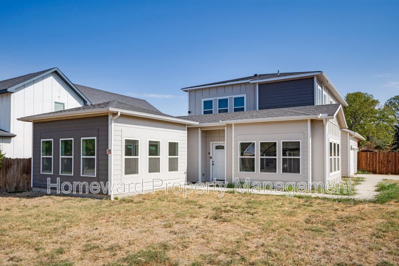 Roanoke House: 315 Lois Street
