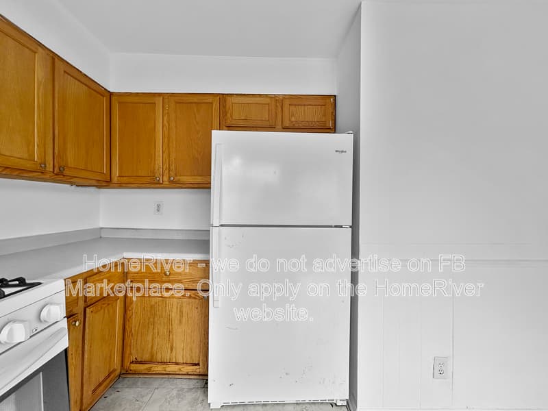 Bolingbrook House: 411 Gainsborough Ct