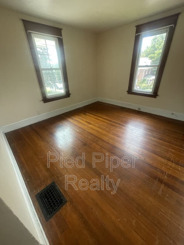 Freeport House: 943 S Galena Ave