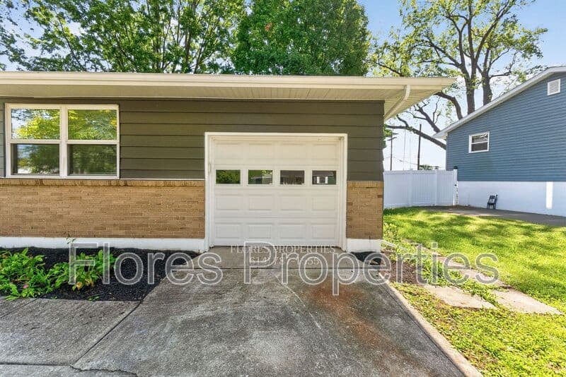 Columbus House: 6406 Faircrest Rd