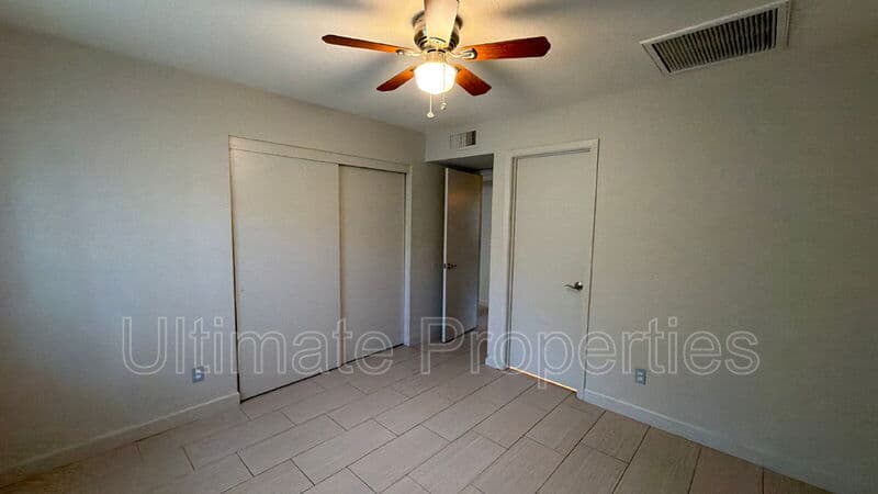 Glendale House: 6516 W Phelps Rd
