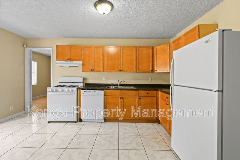 Greenacres House: 6126 Wauconda Way E