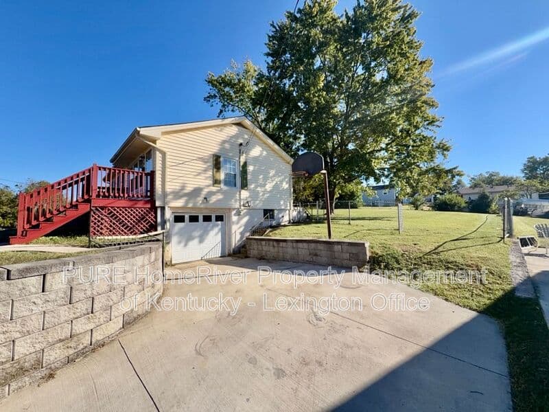 Harrodsburg House: 667 Valley Dr