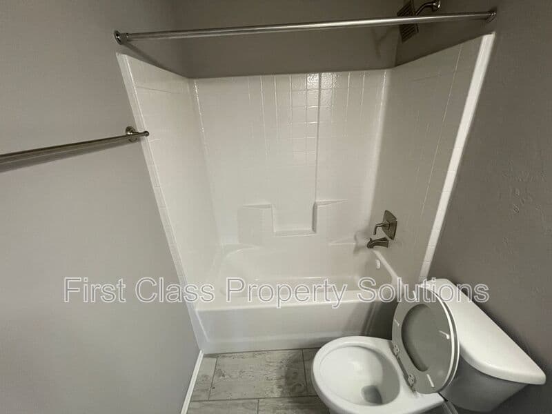 Yukon House: 11613 SW 8th Circle