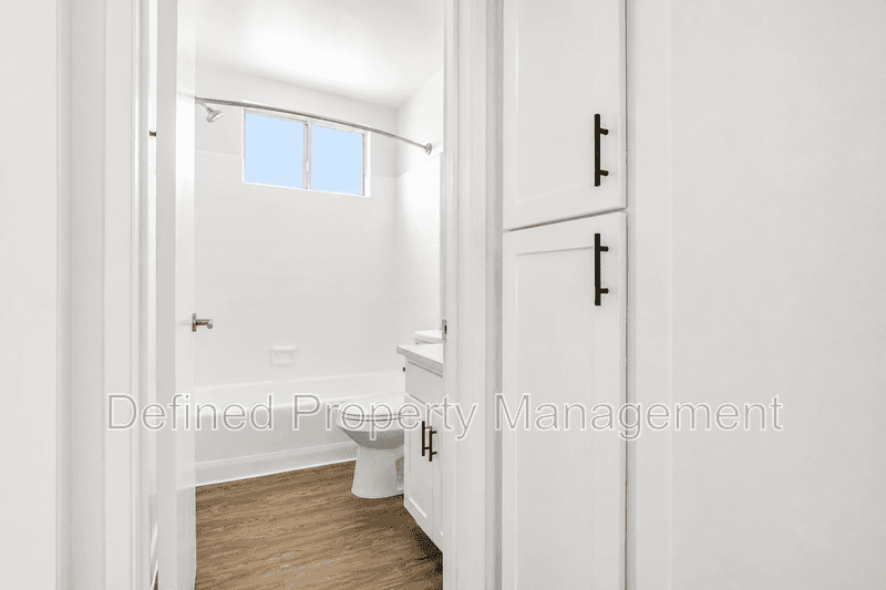 Tarzana House: 5919 Reseda Blvd 48