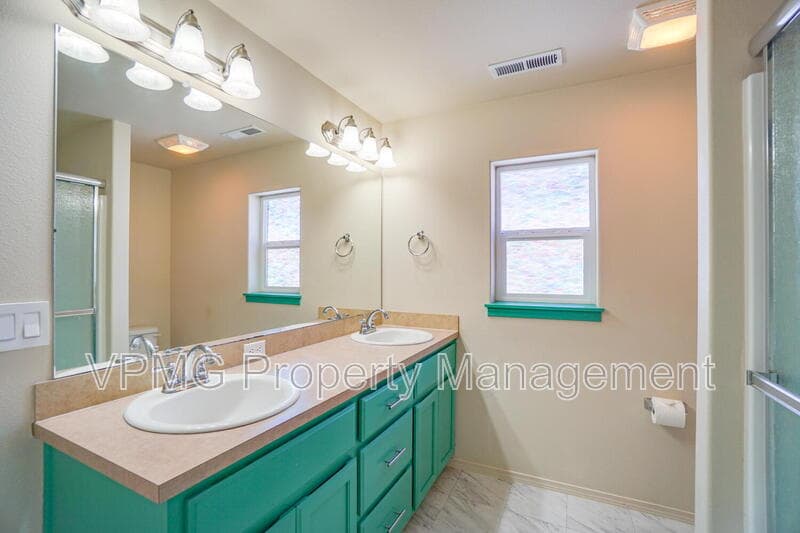 Vancouver House: 2645 Northeast 87th Avenue