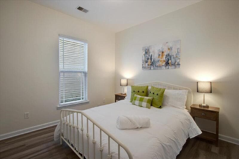 Savannah House: 11 Summer Lake Way