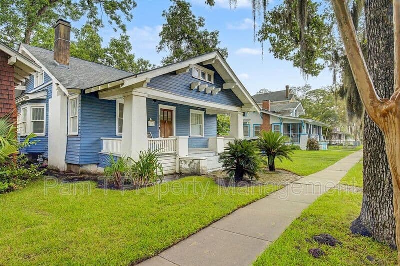 Savannah House: 1118 E Duffy St