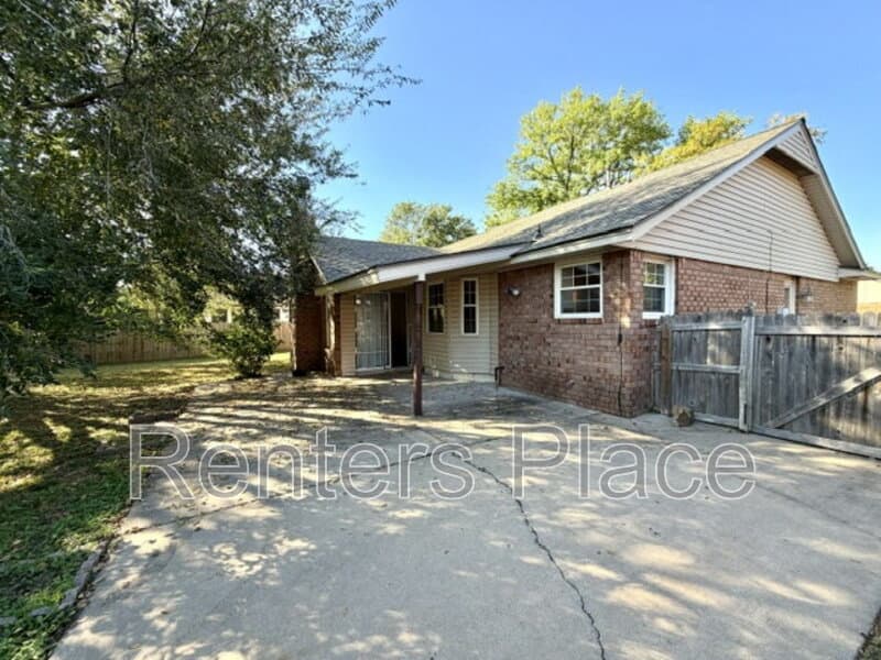 Broken Arrow House: 621 South Fir Avenue