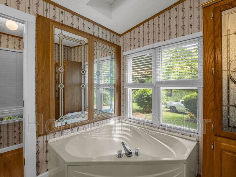 Black Mountain House: 213 Old State Ten Rd