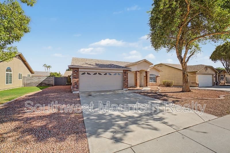 Chandler House: 2272 E Remington Pl