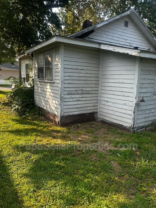 East Alton House: 136 Illinois St