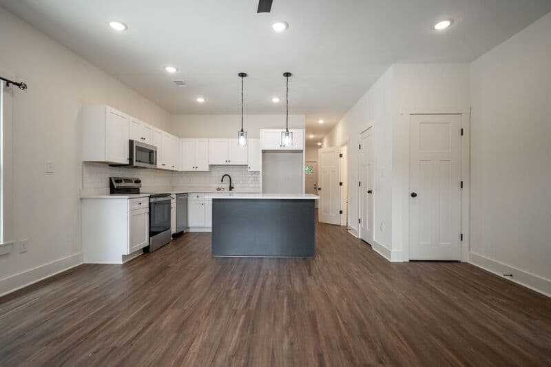 Athens House: 382 N Chase St