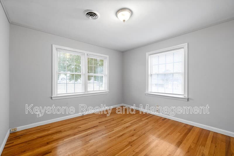 Clarksville House: 1319 Fort Campbell Blvd