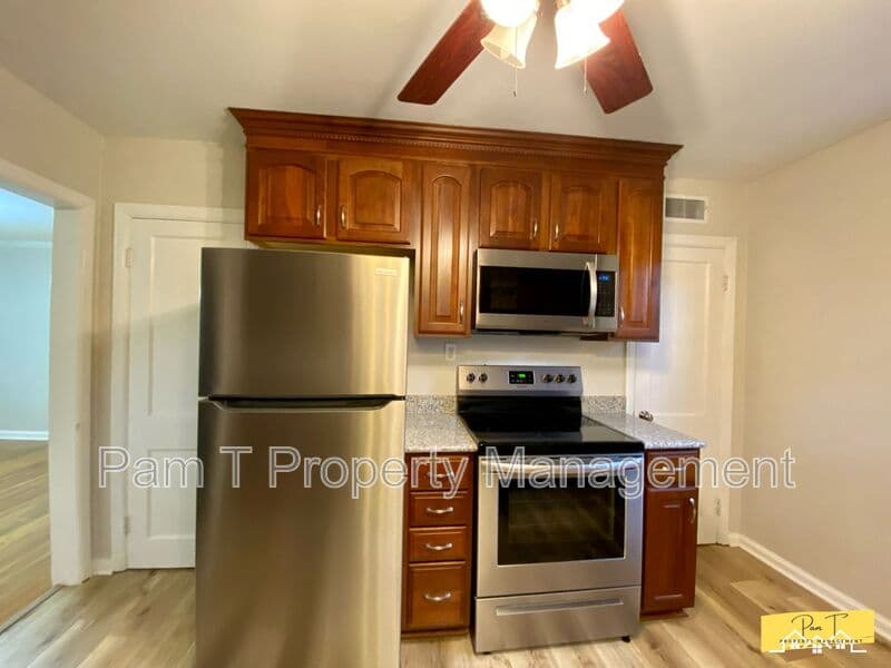 Savannah House: 304 Columbus Dr