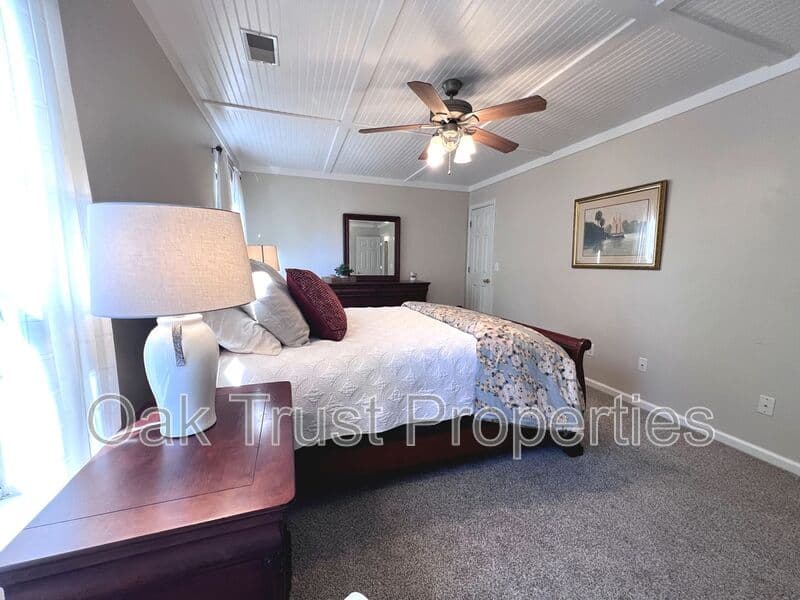 North Charleston House: 8675 Spring Chapel Ln