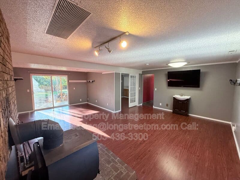 Salem House: 869 Meadowlawn Dr SE