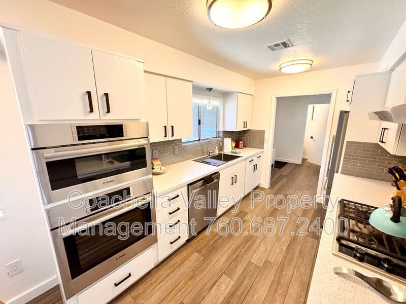 Palm Springs House: 2004 N San Antonio Rd